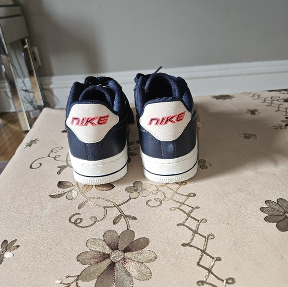 Nike Women's Sneakers in Navy and White - Picture 3 of 7
